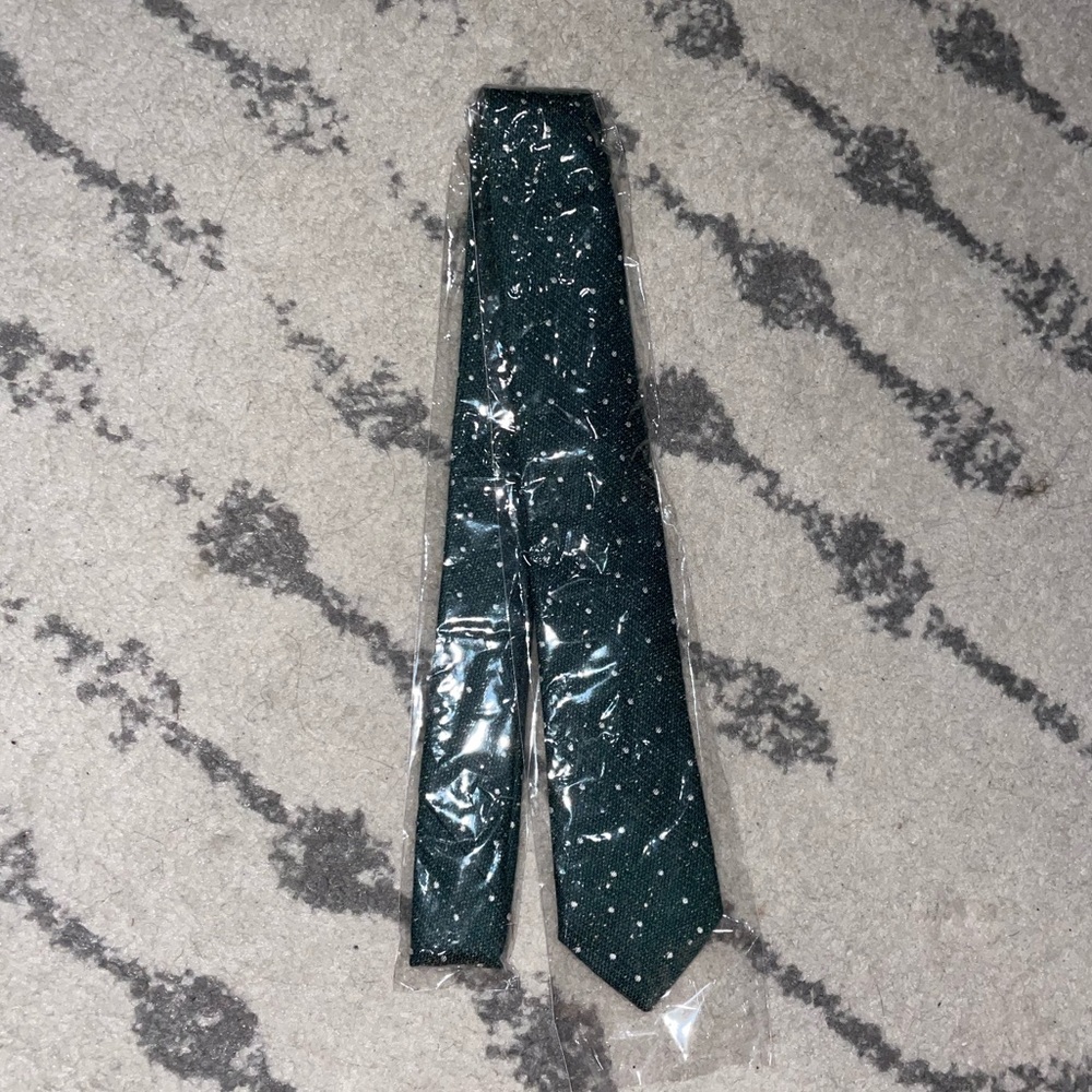 New Tie Bar green polka dot tie